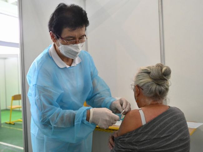 Na očkovanie treťou dávkou proti COVID-19 si ďalšie skupiny ešte počkajú