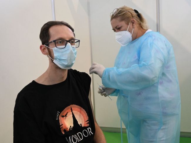 Prieskum: Súhlas s konšpiráciami o koronavíruse výrazne ovplyvňuje zaočkovanosť
