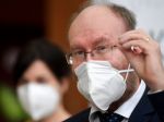Video: Infektológ Jarčuška sa v červenom okrese zabával bez respirátora