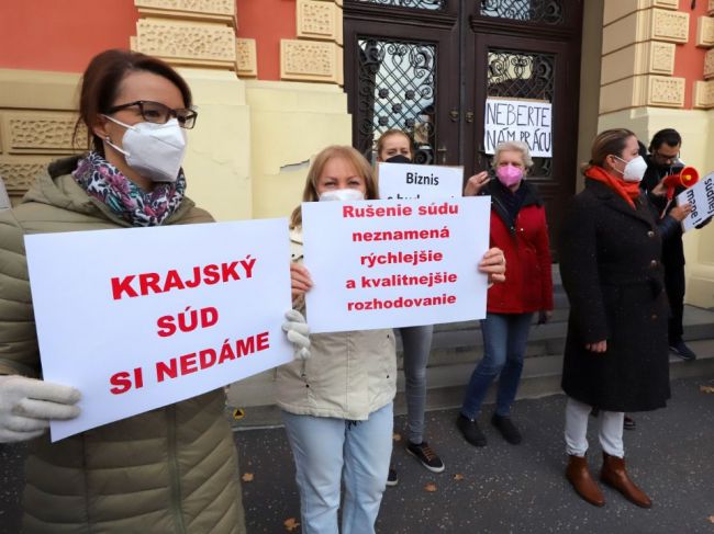 Zamestnanci Krajského súdu v Banskej Bystrici protestovali proti súdnej mape