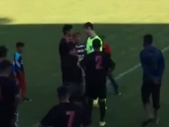 Video: 15-ročný futbalista napadol slovenského rozhodcu, prípad je v rukách polície