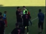 Video: 15-ročný futbalista napadol slovenského rozhodcu, prípad je v rukách polície