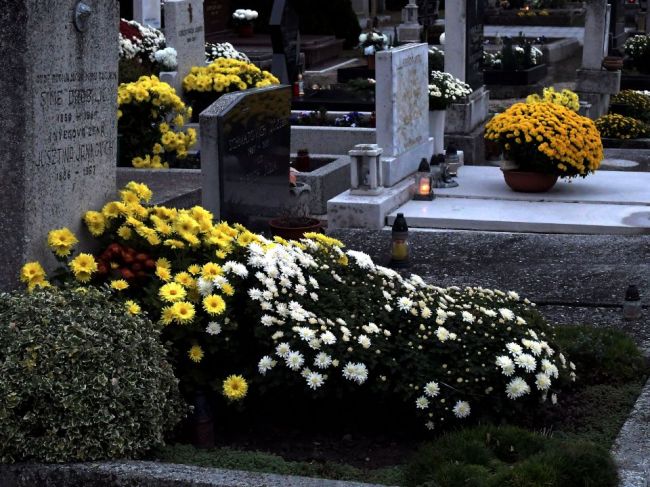 Pri hrobovej výzdobe treba uvažovať nad tým, čo sa s ňou potom stane