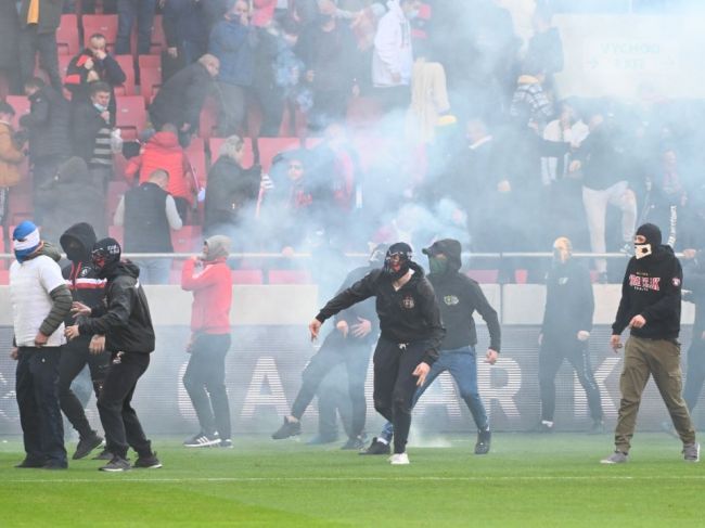 FC Spartak Trnava a ŠK Slovan Bratislava dostali pokuty, fanúšikovia majú zákaz vstupu