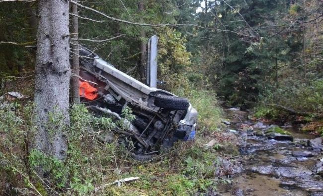 Tragická nehoda: Auto zišlo z cesty strmým svahom