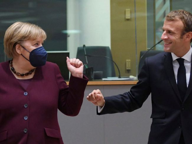 Macron udelí Merkelovej štátne vyznamenanie
