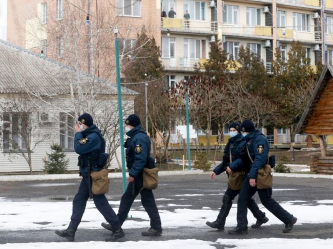 Ukrajina tvrdí, že Rusko v blízkosti jej hraníc zdržiava desaťtisíce vojakov