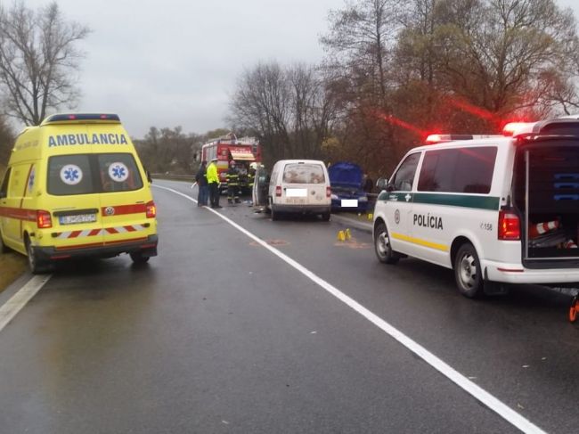 Pri tragickej nehode došlo k čelnej zrážke áut
