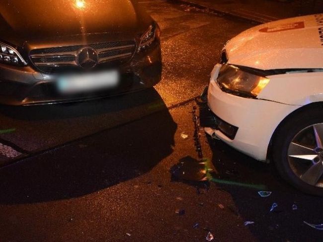Opitá vodička narazila v noci do policajného auta