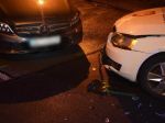 Opitá vodička narazila v noci do policajného auta