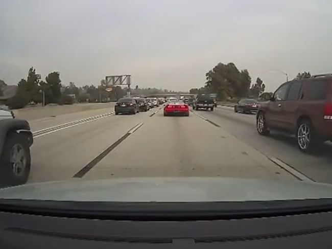 Video: Vodička chcela urobiť škodu červenému športiaku. Postihla ju okamžitá karma