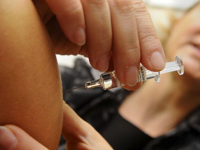Očkovanie proti chrípke odporúčajú odborníci aj deťom