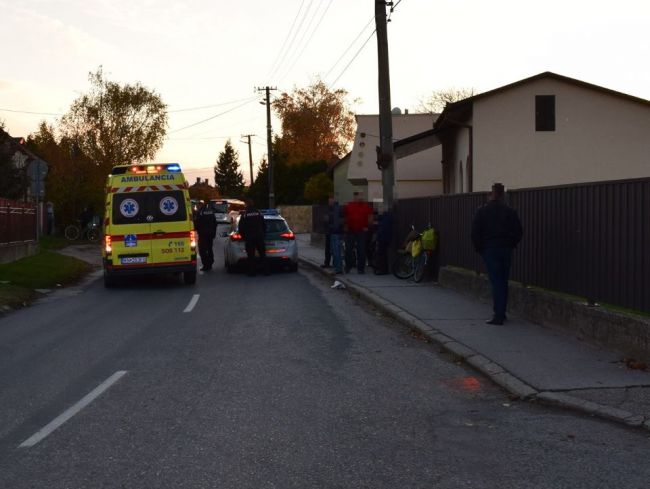 Auto na ceste zachytilo cyklistku, tá zraneniam podľahla