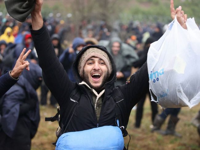 Migranti na bielorusko-poľskej hranici sa pokúsili prekonať bariéry