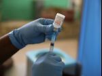 Dvadsiatnici by sa ňou očkovať nemali. Francúzsko vydalo upozornenie na jednu vakcínu