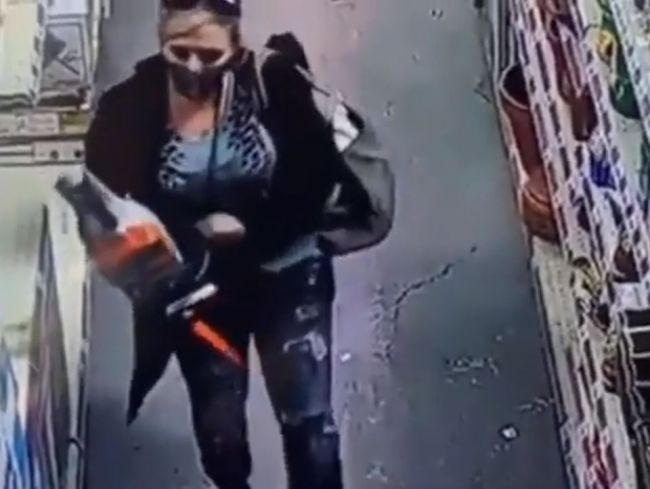Video: Zákazníčka chcela ukradnúť pílu, takúto kamufláž ale prekukne každý