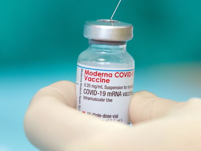 EMA do dvoch mesiacov rozhodne o vakcíne od Moderny pre deti od šesť do 11 rokov