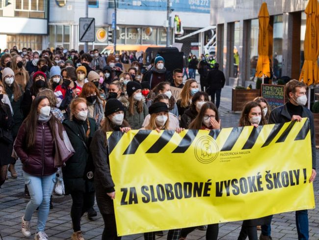 V Bratislave vyšli do ulíc študenti, žiadajú stiahnutie novely o VŠ a dialóg