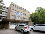Banskobystrická nemocnica bojuje s rastúcim počtom pacientov, privážajú aj mladých