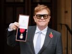 Elton John získal prestížne vyznamenanie Rad spoločníkov cti