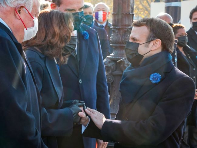 Macron a Harrisová si uctili v Paríži obete prvej svetovej vojny