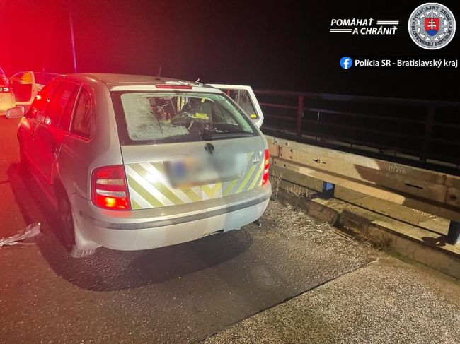Polícia zadržala v piatok pri Rusovciach 11 migrantov v osobnom vozidle