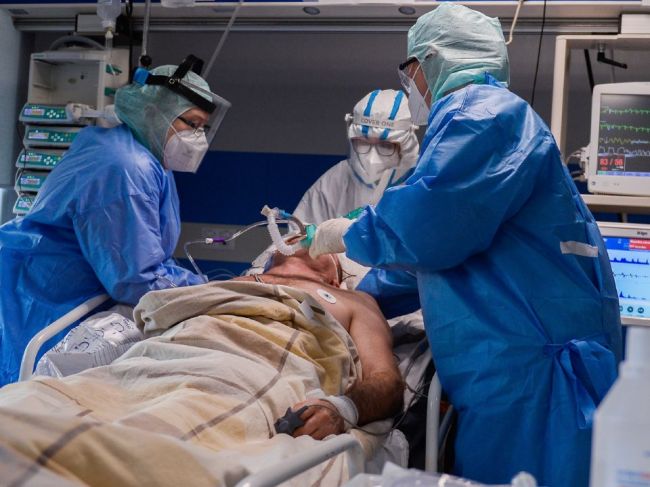 Kapacity nemocníc sa napĺňajú, za nedeľu pribudli tisíce nakazených