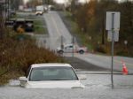 Prudký dážď a zosuvy v Kanade viedli k evakuáciám, motoristi uviazli na cestách