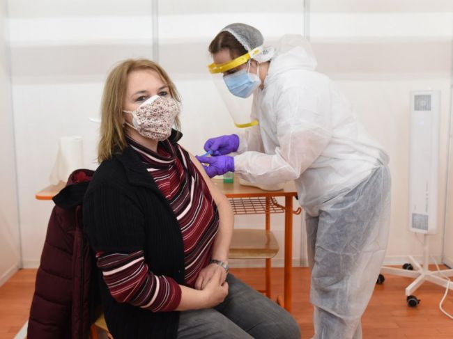 Na tretiu dávku vakcíny sa môžu prihlasovať aj učitelia