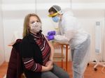 Na tretiu dávku vakcíny sa môžu prihlasovať aj učitelia