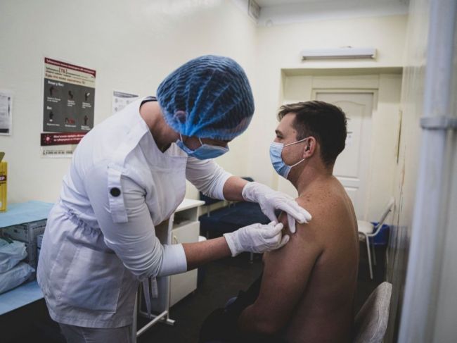 Ukrajina ponúka ľuďom za očkovanie peniaze