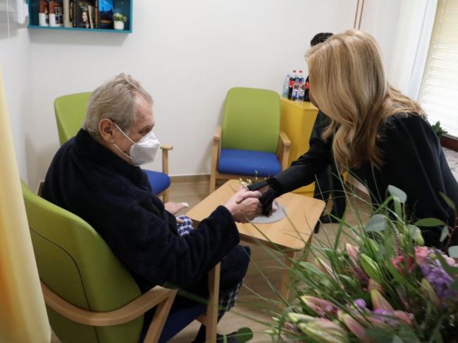 Čaputová navštívila Zemana v nemocnici, zaujímal sa o situáciu na Slovensku