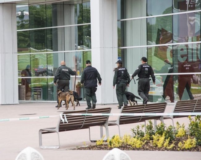 Muž z pomsty za zlý vývoj fondov polial banke bankomat lepidlom