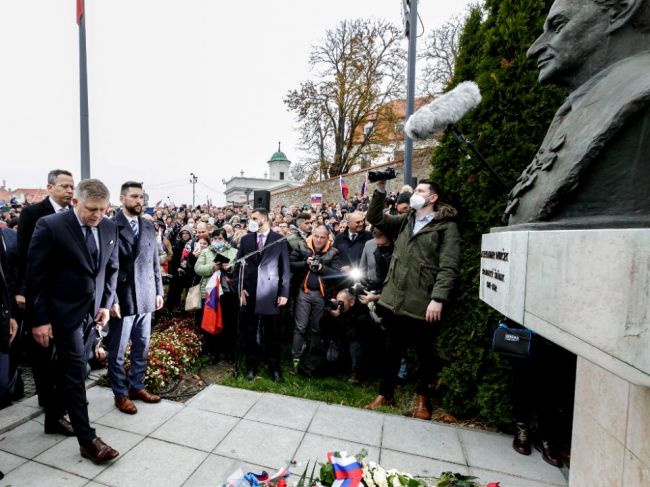 Vedenie Smeru položilo vence k pamätníku Dubčeka, na protest prišli stovky ľudí