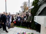 Vedenie Smeru položilo vence k pamätníku Dubčeka, na protest prišli stovky ľudí