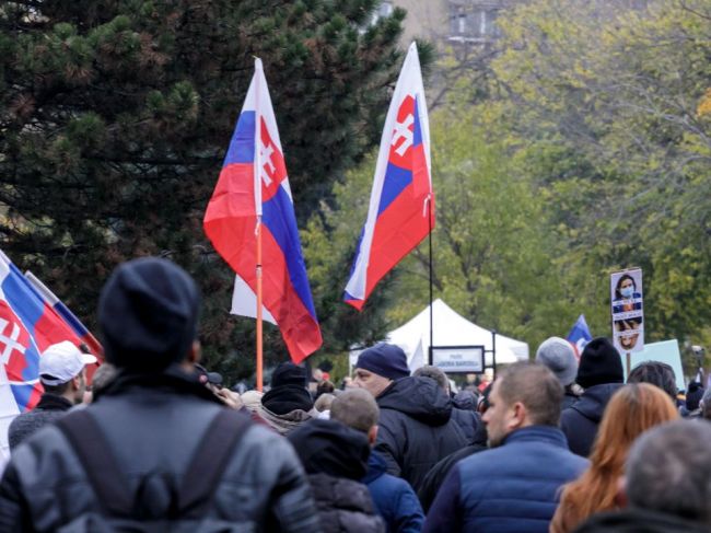 Protesty v hlavnom meste naďalej pokračujú, polícia situáciu monitoruje