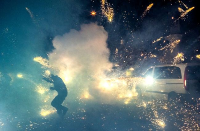 Protestujúci pred Úradom vlády použili pyrotechniku, zranili sa dvaja policajti