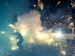 Protestujúci pred Úradom vlády použili pyrotechniku, zranili sa dvaja policajti