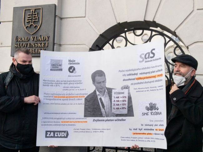 Učitelia protestujú pred Úradom vlády SR, žiadajú vyššie platy