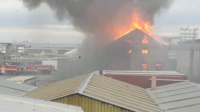 V Seredi horí skladová hala