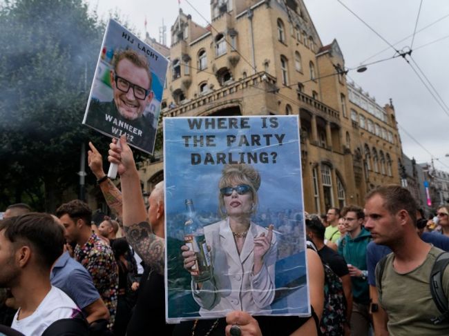 Holandská polícia spustila na proteste varovnú streľbu, hlásia dvoch zranených