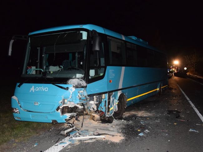 Zrážka auta s autobusom si vyžiadala jeden ľudský život
