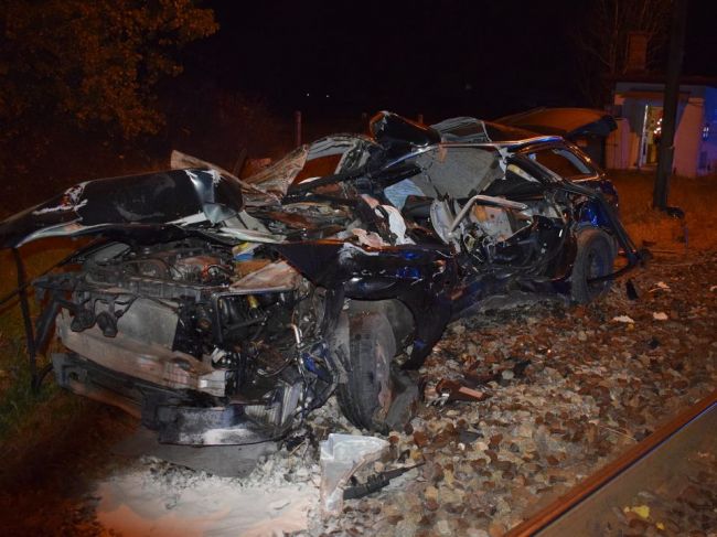 48 ročná vodička vošla s vozidlom priamo pred prichádzajúci vlak