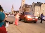 VIDEO: Auto vrazilo do ľudí na predvianočnom sprievode, hlásia viacero mŕtvych
