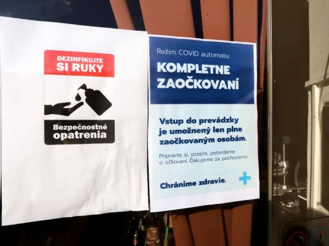 ÚVZ: Osoby, ktoré prekonali COVID-19, majú rovnaké možnosti ako zaočkovaní