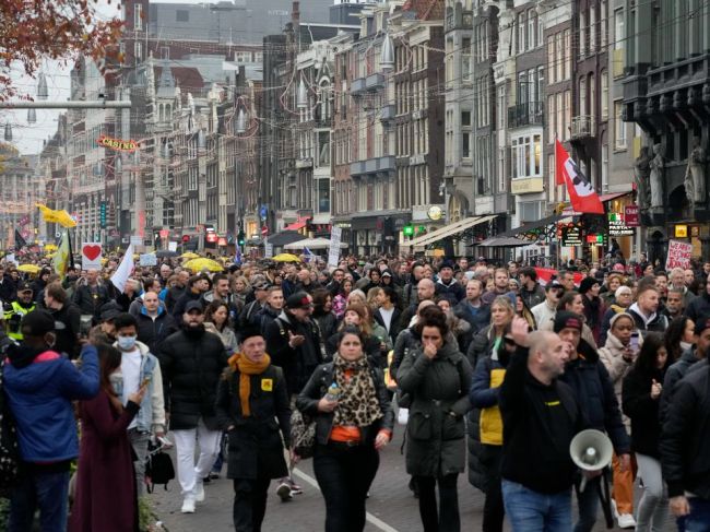 Rutte odsúdil "idiotov" za násilnosti počas víkendových protestov