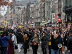 Rutte odsúdil "idiotov" za násilnosti počas víkendových protestov