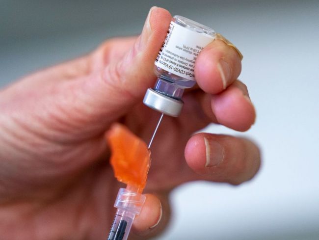 Pfizer: Naša vakcína proti covidu poskytuje silnú ochranu pre 12- až 15-ročných