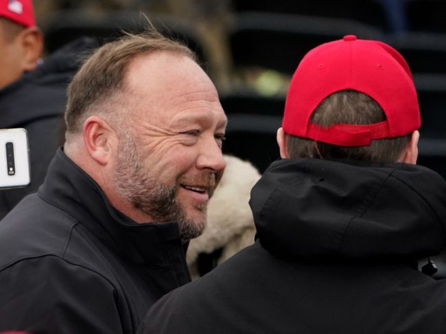 Kauza Kapitol: Predvolali Trumpovho spojenca Stonea a konšpirátora Jonesa