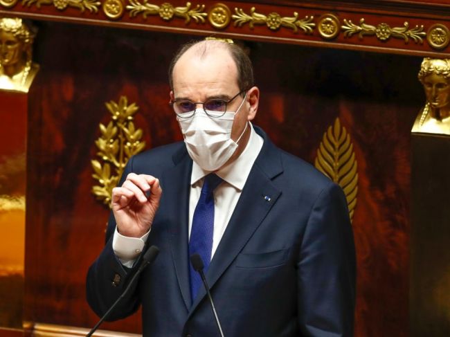 Francúzsky premiér je po pozitívnom teste terčom kritiky a hnevu